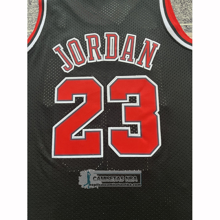 Camiseta Chicago Bulls Michael Jordan NO 23 Mitchell & Ness 1997-98 Negro Firmada